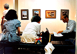 個展に訪れた人に作品解説（1992年）