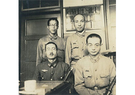 軍医として佐倉連隊に所属。後列向かって左が小倉先生（1945年）