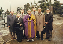 奥田謙蔵先生17回忌（1977年）。向かって左から3人目が小倉先生