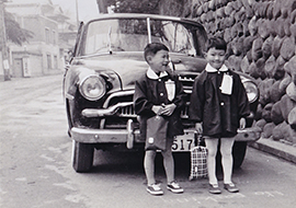 幼稚園時代（左）。幼なじみと（1959年）
