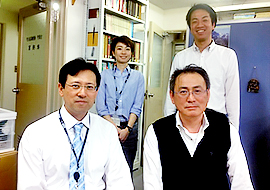 高松（前列左）ら研究室メンバーと（2013年）