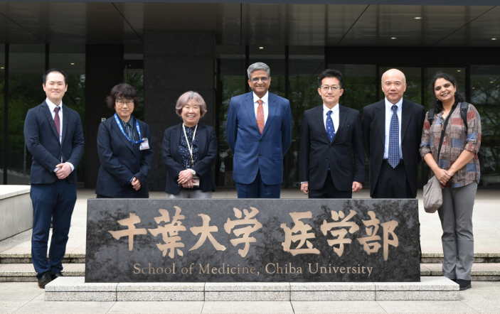 三木医学部長はじめ来訪者との記念写真