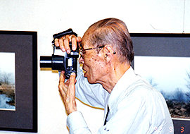 個展会場に訪れた人に、しばしばカメラを向けた（1992年）